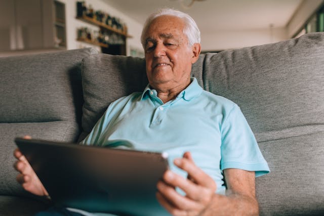 Licht urineverlies bij mannen 60+: wat is normaal en wat niet?