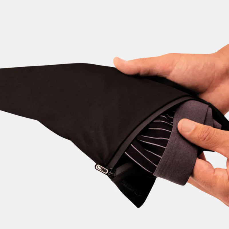 Wetbag met incontinentie boxershort  in hand PROUD UNDERWEAR